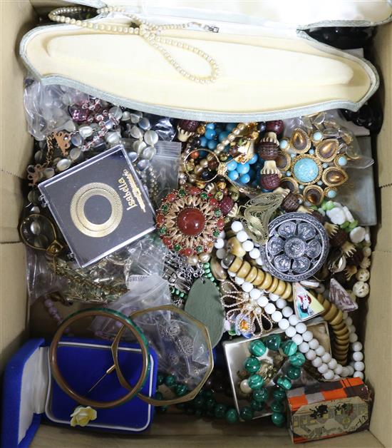 A quantity of mixed costume jewellery.